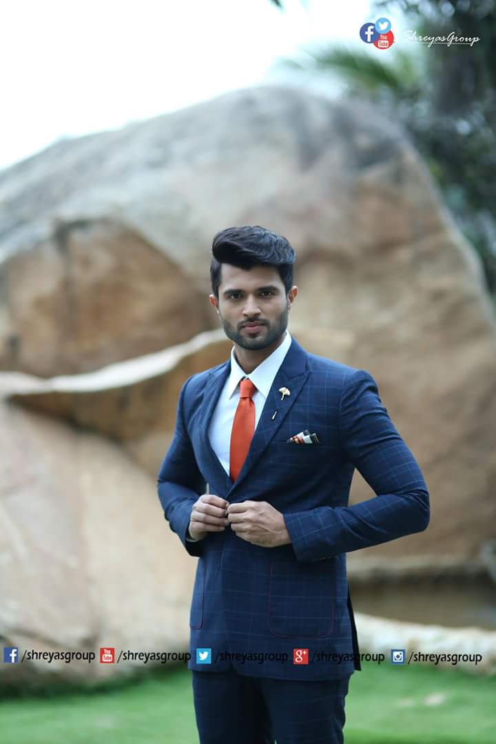 DevarkondaVijay's tweet photo. Style and perfect fit ur the one behind the style and perfect#ajay janardhanan, love it and thank u so much for a wonderful design bro😊😊 https://t.co/pIjezfJjFN