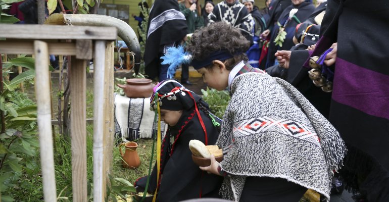 chilevision's tweet photo. Niños fueron protagonistas en ceremonia ancestral de Año Nuevo Mapuche (vía @CHVNoticiascl )  → https://t.co/CgBpmMzkLY https://t.co/c4QG2ClEsy