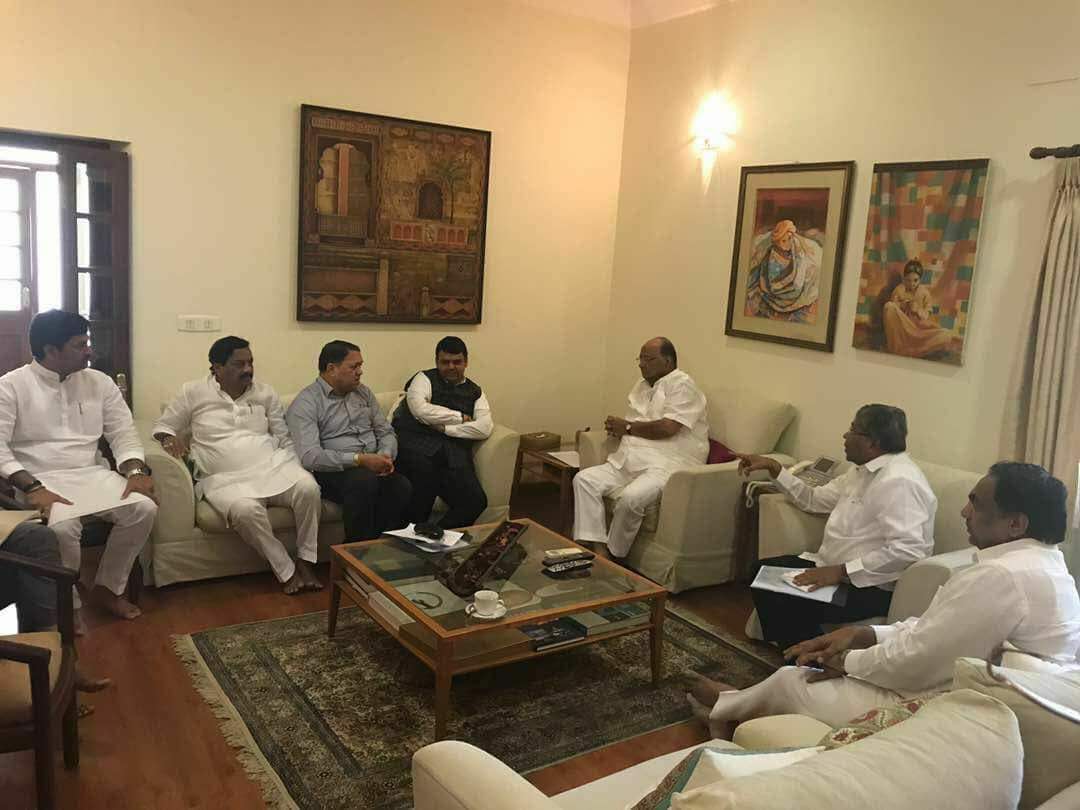 JayantPatilFC's tweet photo. कर्जमाफी संदर्भात मुख्यमंत्री देवेंद्र फडणवीस यांनी आज दिल्ली येथे शरद पवार साहेब यांची भेट घेऊन चर्चा केली.
यावेळी आ.जयंत पाटील व इतर... https://t.co/dP0ow5xh0D