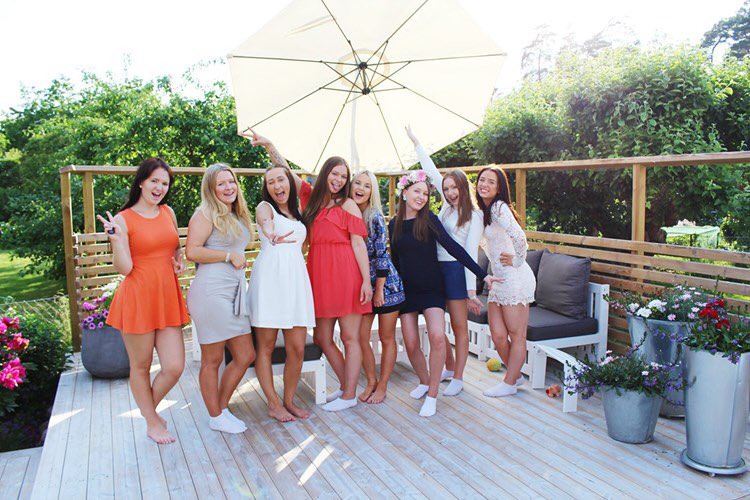 carolinewarn's tweet photo. Som jag önskar att jag var hemma idag!! Saknar mina tjejer:( Glad midsommar 🌸🌸 https://t.co/HCpwZWeWmL