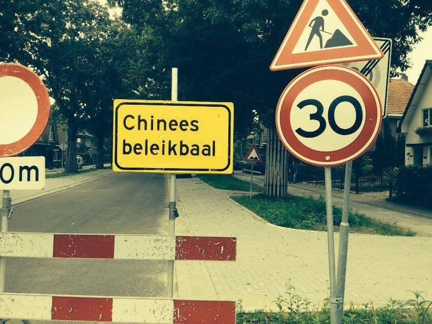 zeec777's tweet photo. Kijk nou, een aannemer met gevoel voor humor! #chinees https://t.co/KxvhCXL2YP