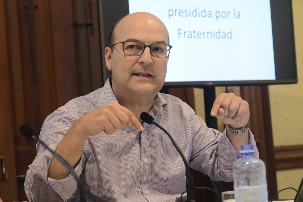 LpaCultura's tweet photo. Óscar de Alfonso Ortega, Gran Maestro de la Gran Logia de España, habló ayer tarde sobre la masonería actual en el Rodríguez Quegles. https://t.co/0H5qUjFi3E