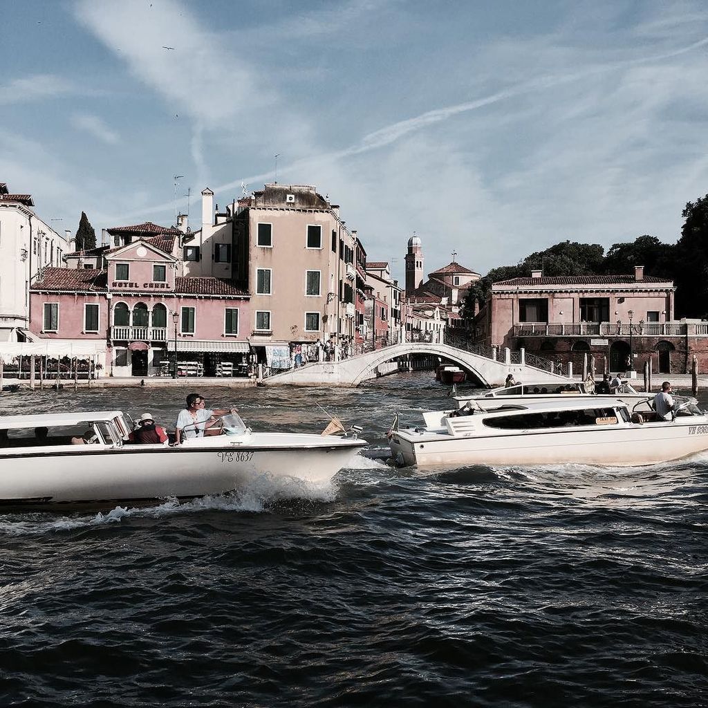 AUDACIALONDON's tweet photo. Race you to the weekend! 🛥💨💦 https://t.co/tPO9Sysife https://t.co/dhIiOOgmNK