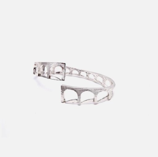 Ancient roman aqueducts and their round arches as source of inspiration for this exquisitely crafted bracelet #rome corojewels.com