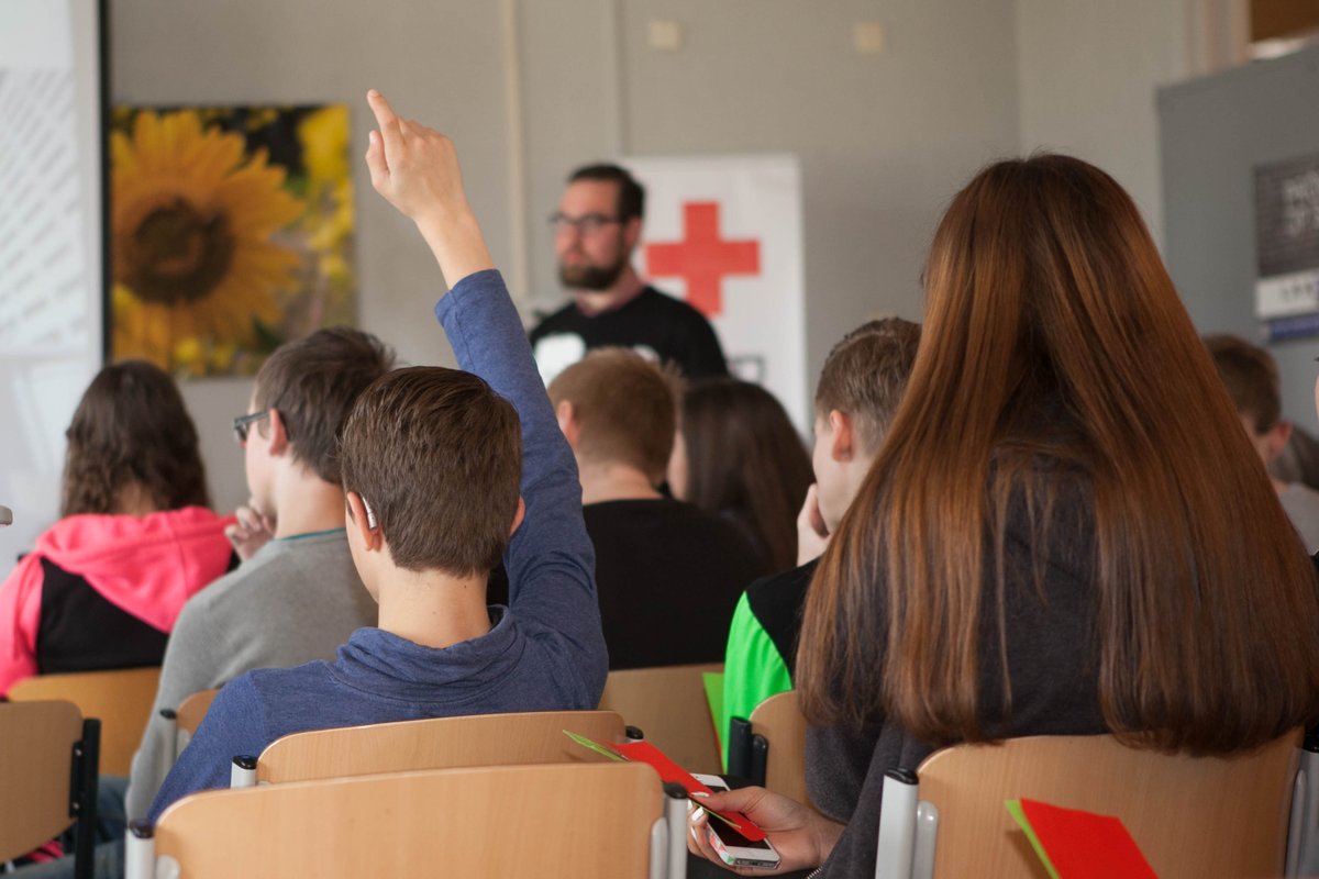 RodeKruis's tweet photo. Tijdens deze #RodeKruisWeek staat 'EHBO in het onderwijs' centraal. Meer lezen? https://t.co/x09ZAR6D7a https://t.co/KZtiWR0e7j