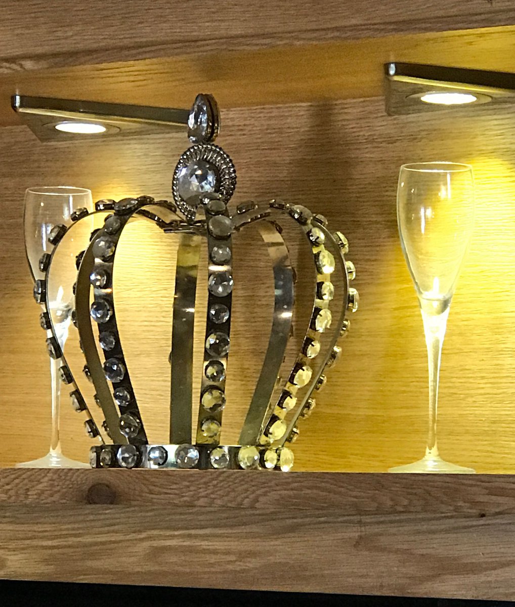 Queenshawkhurst's tweet photo. A world of difference .... and a very warm welcome awaits @Queenshawkhurst  #ukpubs #rooms #food #beer #Hawkhurst https://t.co/ZBmnrg1Zpx