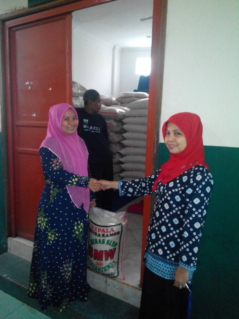 msk1530's tweet photo. #serabiramadhan #RadioMSK #1530AM
Penyerahan #zakatfitrah 15 ton beras a.l. 200 santri PASKA (Pembinaan Anak Asuh @MASK_menteng) https://t.co/5Rc1WeOgyu