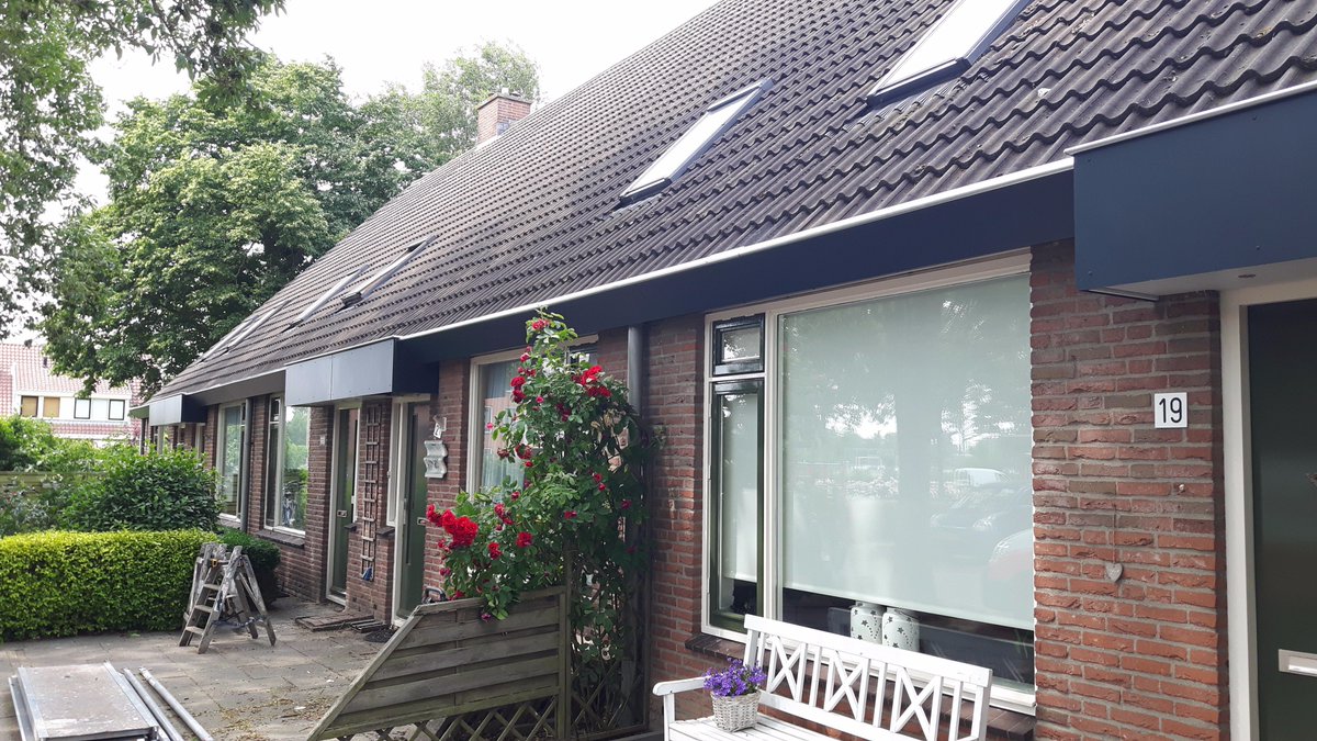 In samenwerking met Havelaar zijn we voor Woondiensten Aarwoude bij 42 woningen zinken goten aan het vervangen en bekleden met Trespa.