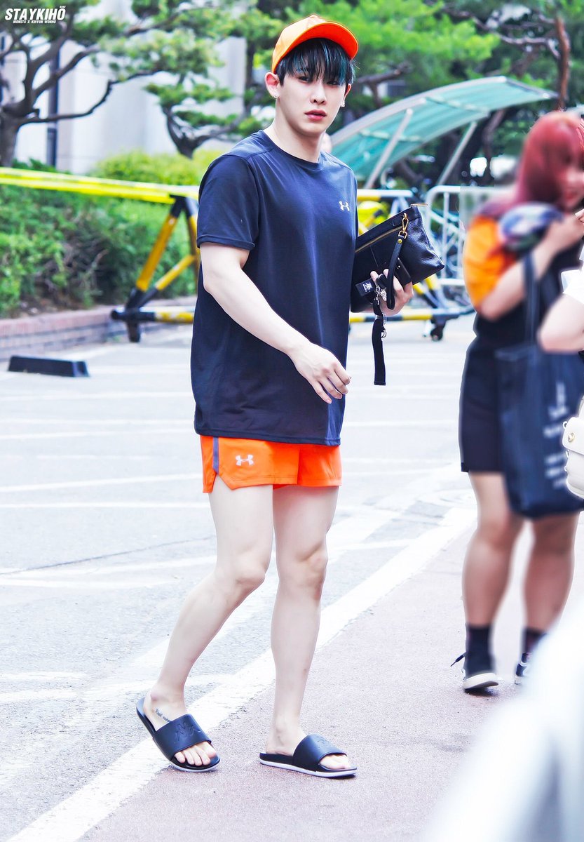 xxnab_'s tweet photo. OMG HIS LEGS 😍😍😍 ahhhh wonho wearing shorts to music bank what a rare sight im so blessssed #원호 #신호석 https://t.co/hGuGHDvJWk