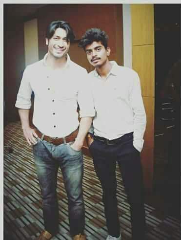 VJLoveliestsmyl's tweet photo. 📷 #WithAFan☆
Such an infectious smile!😍😍😘😘 
💗#VidyutJammwal💗looking fabulous like always!💛💛 https://t.co/Y866gf3aUt