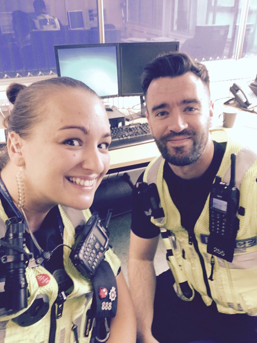 PS_Triple8's tweet photo. Bumped into the famous @PC255Desrochers #officerselfie #oldteam #teamlove #Banter #PC255 #PC888 https://t.co/WAAL6Pfyjm