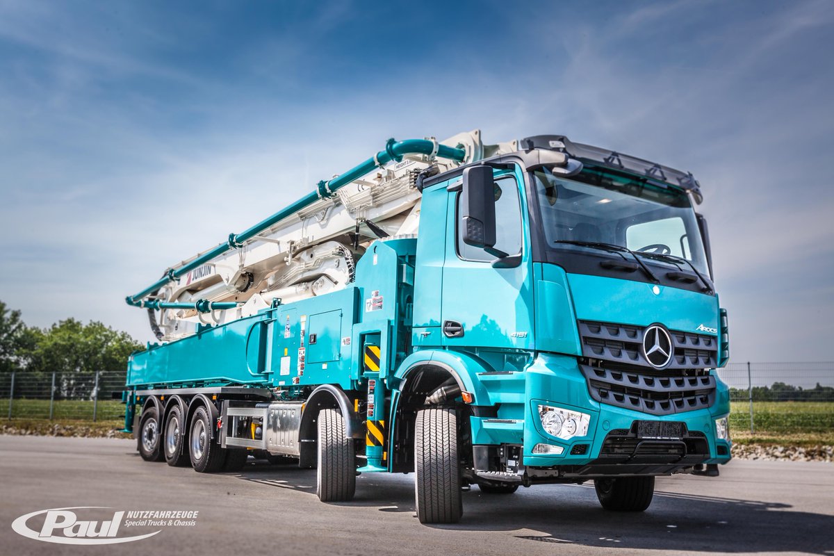 PAULTRUCKcom's tweet photo. Thank God it's Friday! We pump up the weekend! #iampaul #craftedpower #mercedesbenz #junjin #concretepump #thankgoditsfriday https://t.co/W6Xl2QdYA8