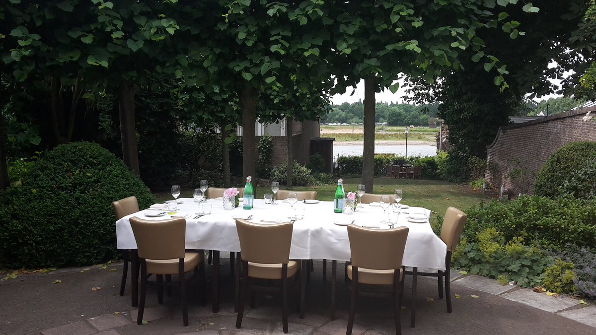 De tafel voor een privé lunch staat al weer klaar in onze prachtige tuin! #huwelijk #zomer