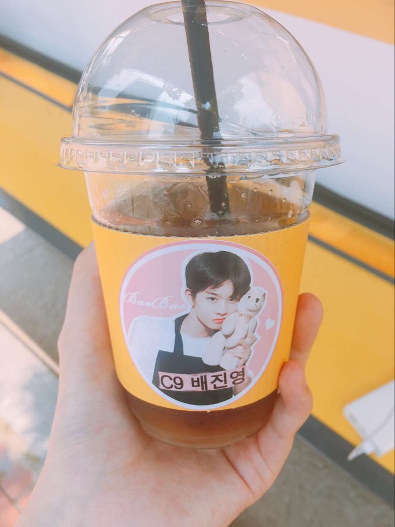 BAEJINYOUNG_TH's tweet photo. [☕ ] รถซัพพอร์ตเครื่องดื่มของแพจินยองจากบ้าน BaeJinyeong bar ค่ะ ตัวรถมีแต่รูปน่ารักๆทั้งนั้นเลย 
#배진영 #PRODUCE101 https://t.co/03Y42qpOcu