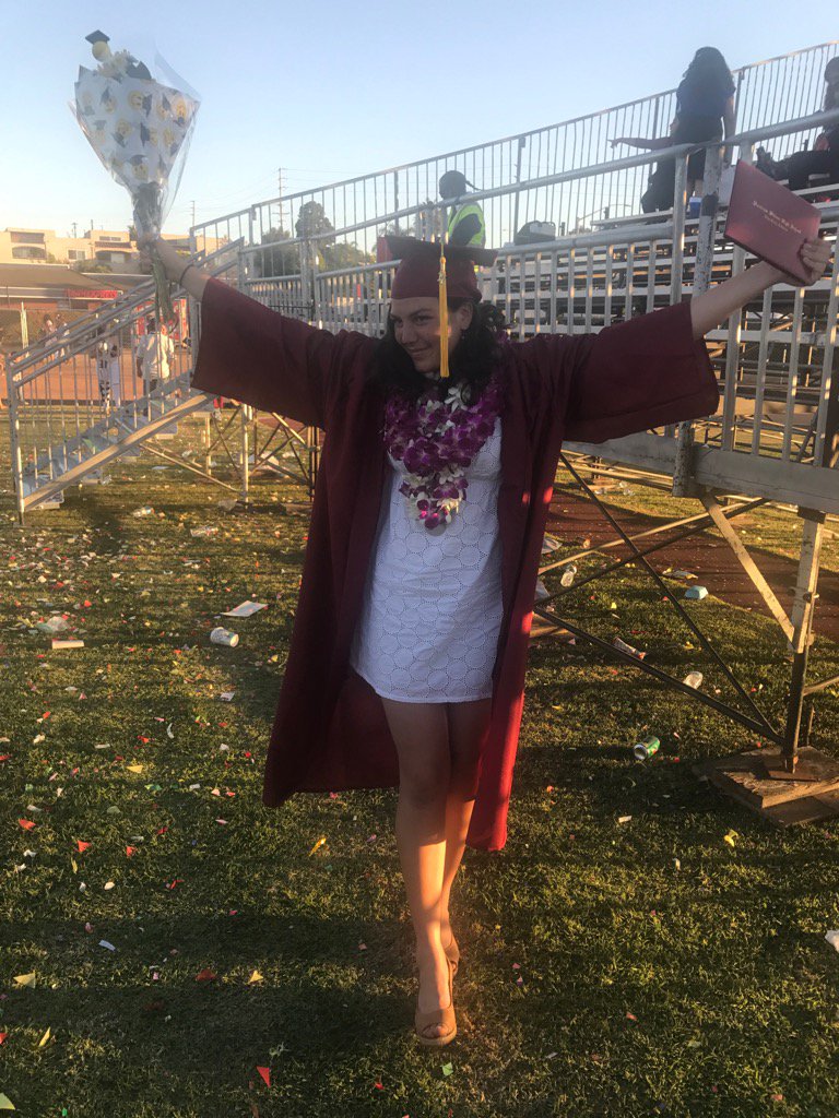 Maureenofthesea's tweet photo. #LongBeach #classof2017
#smartgirls #ProudMom https://t.co/XgGgz4FCey