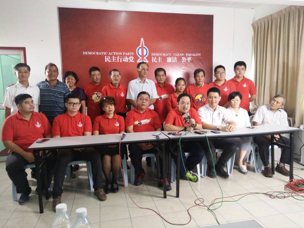 alanling2tweet's tweet photo. PC at Miri #DAP 11am, we deferred d anoucement of #Pujut byelection contingency candidate in order 2 respect d Ct. Ct's rulin is tomolo 9am. https://t.co/Uo0jJEn074