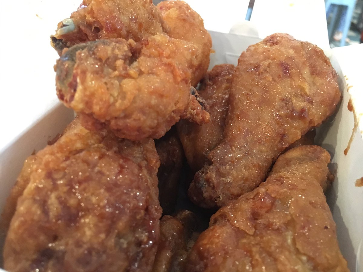 Virginia_Delish's tweet photo. @PortCityBrew Beer and #Korean #friedchicken are a match made in heaven💕 @PortCityBrew #ChiMc #AlexandriaVA #ExtraordinaryAlx #food #beer #brewery #yum https://t.co/E8cJnmOv2m