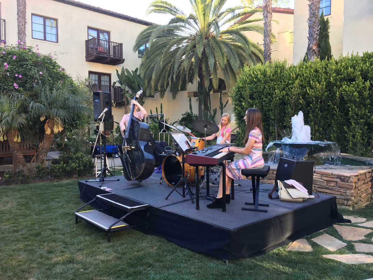 PS21si's tweet photo. Spectacular jazz music by #PinkTrio at evening social  🎼  🎻 #MindFuelED #EmpoweredED #InspirED #DedicatED @MrCPS21 @SIBFSC @valerie_nobile https://t.co/MZPy7LHPF8