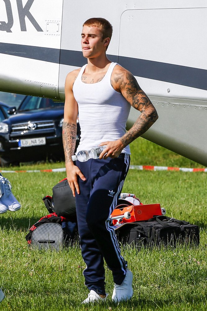 jbcrewdotnet's tweet photo. June 15: Justin seen at Stade de Suisse Bern, Switzerland. https://t.co/AtXJRBnj2b