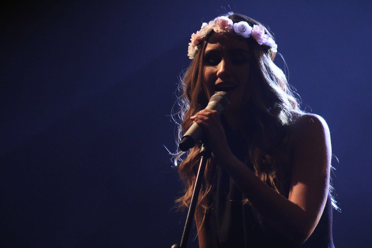 DMINEVITABLE's tweet photo. @DulceMaria La historia detrás de las canciones ... ❤️🎤🎸🎶 #RMS #Pluggout @RMScanal #Pluggout https://t.co/o5Nn2ERDBH
