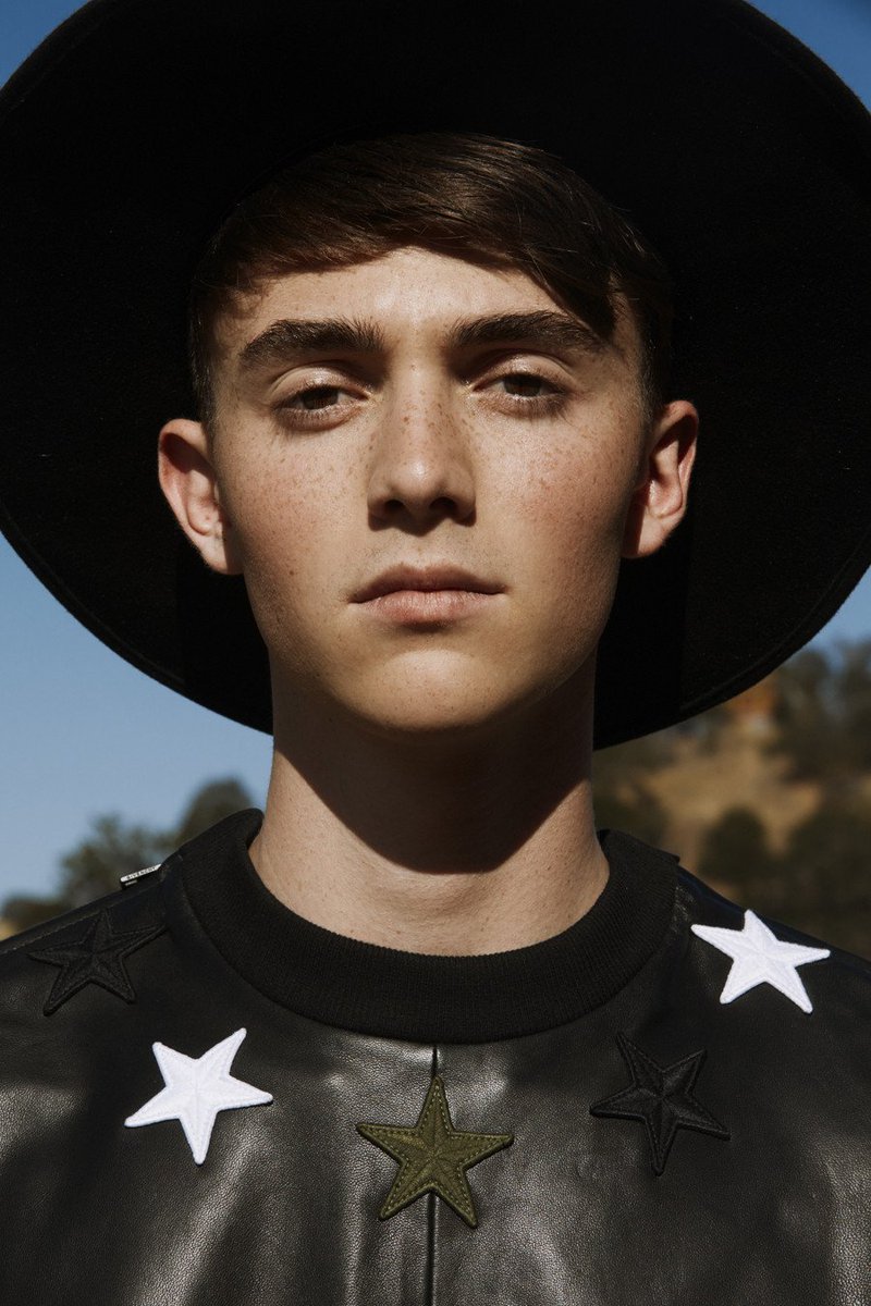 SmilingGreyson's tweet image. daddy looks iconic in hats
