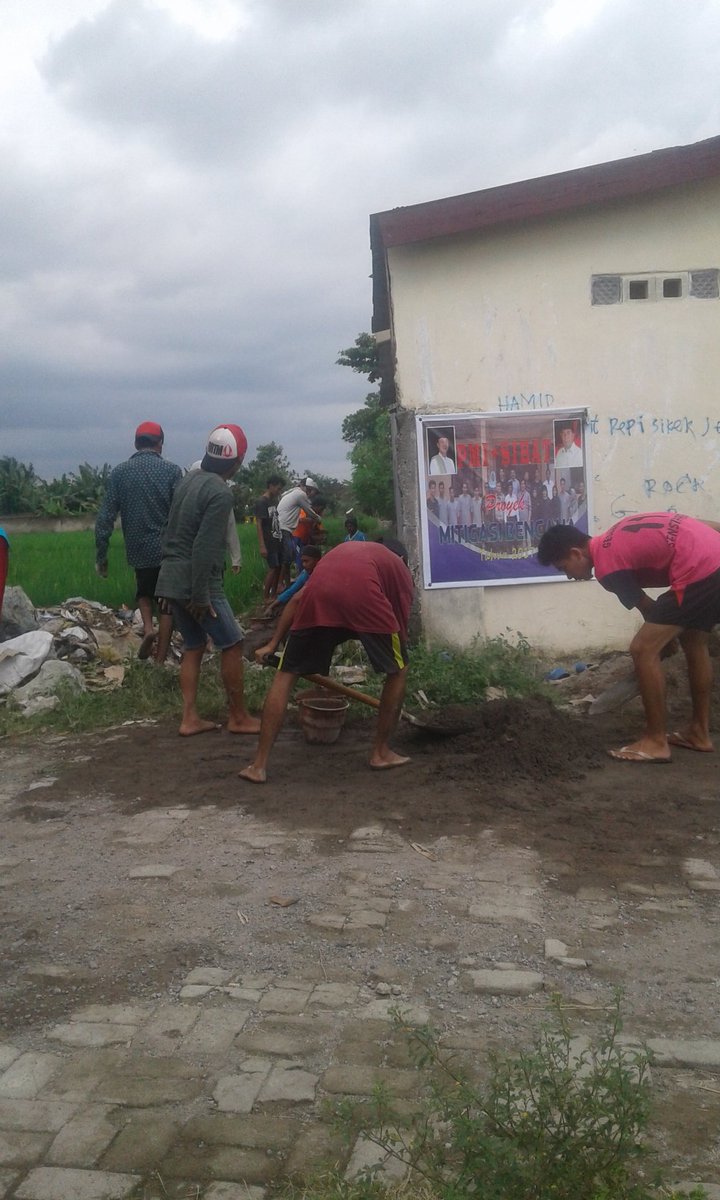 sandysahdin's tweet photo. Gotong royong prbaikan mitigasi.... https://t.co/z27KqA2mRE