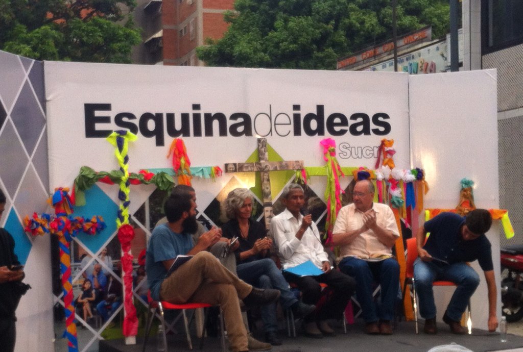 veronicafaria's tweet photo. Esquina de ideas. Hoy en el Boulevard Nelson Mandela, el marques-Ccs. Interesantes propuestas! #15jun #protestacivil https://t.co/5o9vzk6nCs
