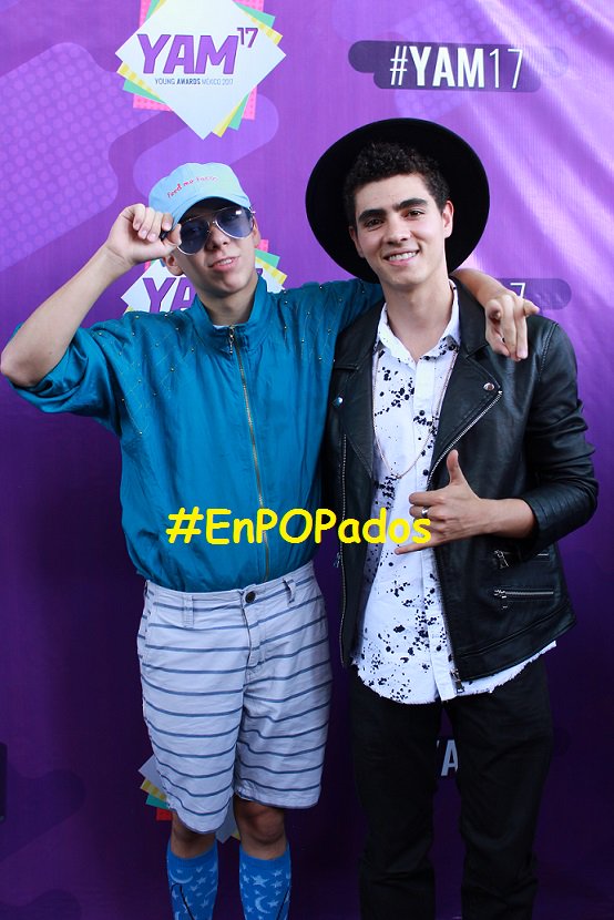 EnPOPados's tweet photo. FOTO #EnPOPados @jancarlobg y @OmarYubeili en la #PurpleCarpet de los #YAM17 de @tvjoven RT #YAM2017 #YoungAwardsMX17 #Yubeili https://t.co/B13Jqv9H1S