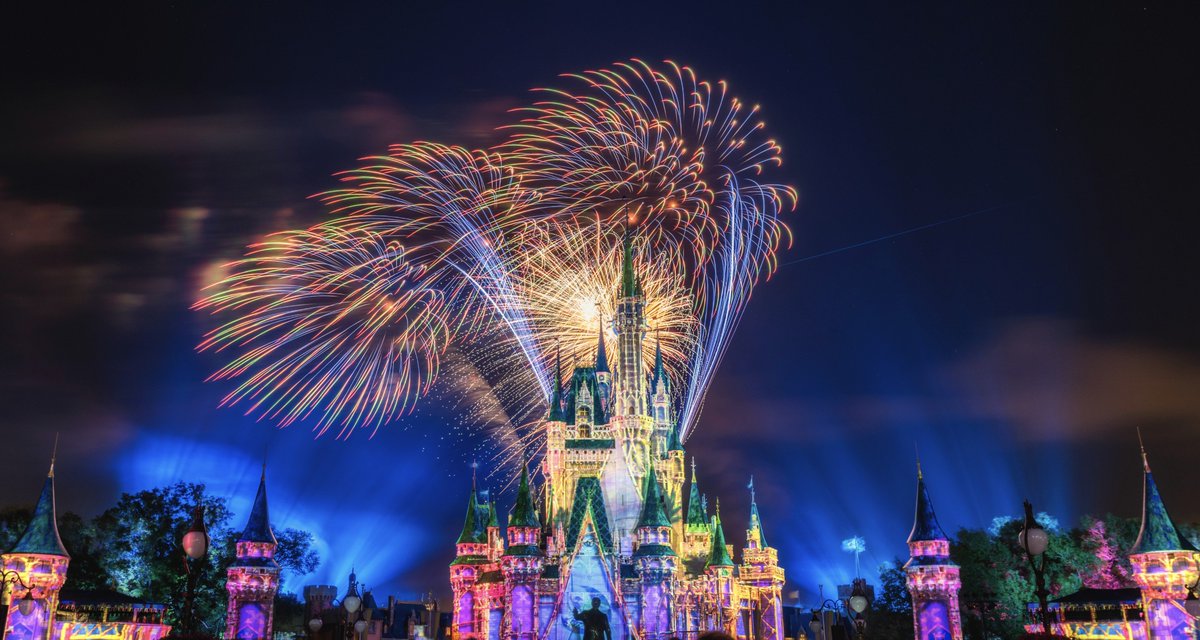 DaveDiCello's tweet photo. Kinda still can't get over the fireworks at Walt Disney World. They were straight up insane. Could post a new one every night for 2 months! https://t.co/LI2UC77VNy