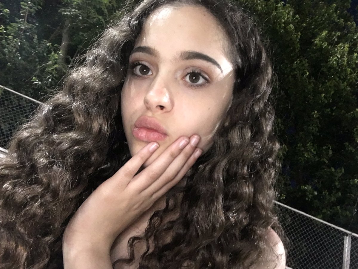 dahIiaalysa's tweet photo. took these earlier since i was feeling good ♥️ #happyforrowlands https://t.co/CRuOFxjLX7