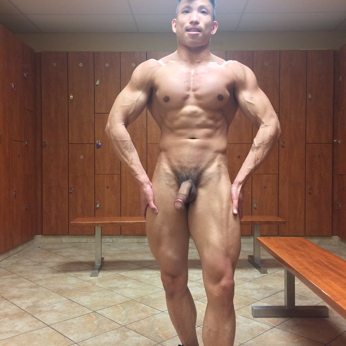 MuscularJessie's tweet photo. Time for #chestday. Yes, it's real. If I had a penny every time someone asks me if it's real... https://t.co/t1NHrzk7i0