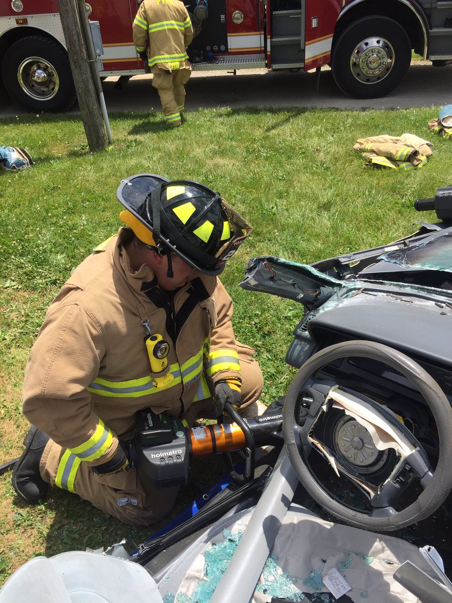 therescueboss's tweet photo. Auto extrication training with the crew #umadbro @HolmatroRescue #rescue #autoextrication #Firefighters #batterytool https://t.co/Dm33L8kDKV