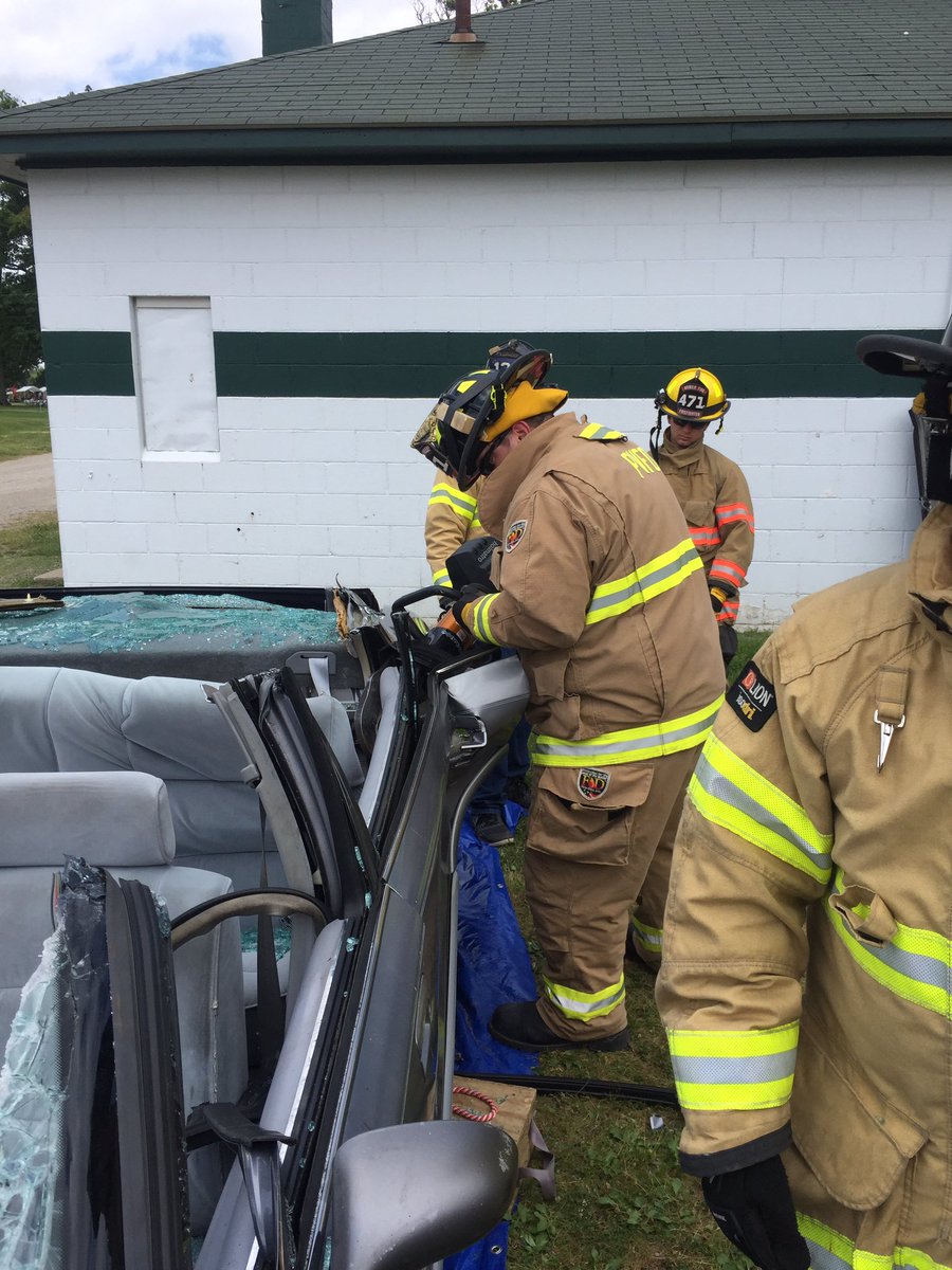 therescueboss's tweet photo. Auto extrication training with the crew #umadbro @HolmatroRescue #rescue #autoextrication #Firefighters #batterytool https://t.co/Dm33L8kDKV
