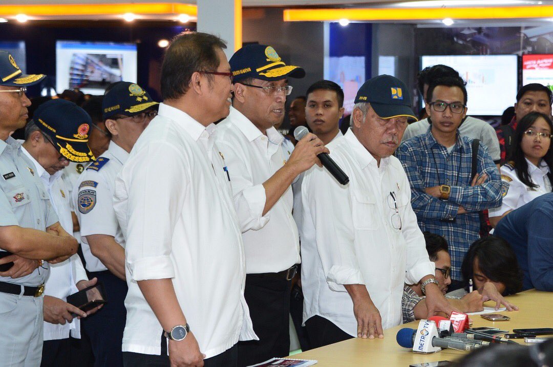 BudiKaryaS's tweet photo. 6. Utk memudahkan &amp; mempercepat penanganan angkutan lebaran, kami bkrjsm dg Korlantas memantau dilapangan via sistem informasi &amp; komunikasi https://t.co/jzIJh93ElK