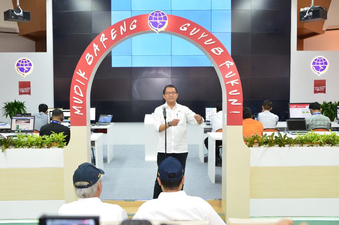 BudiKaryaS's tweet photo. 6. Utk memudahkan &amp; mempercepat penanganan angkutan lebaran, kami bkrjsm dg Korlantas memantau dilapangan via sistem informasi &amp; komunikasi https://t.co/jzIJh93ElK
