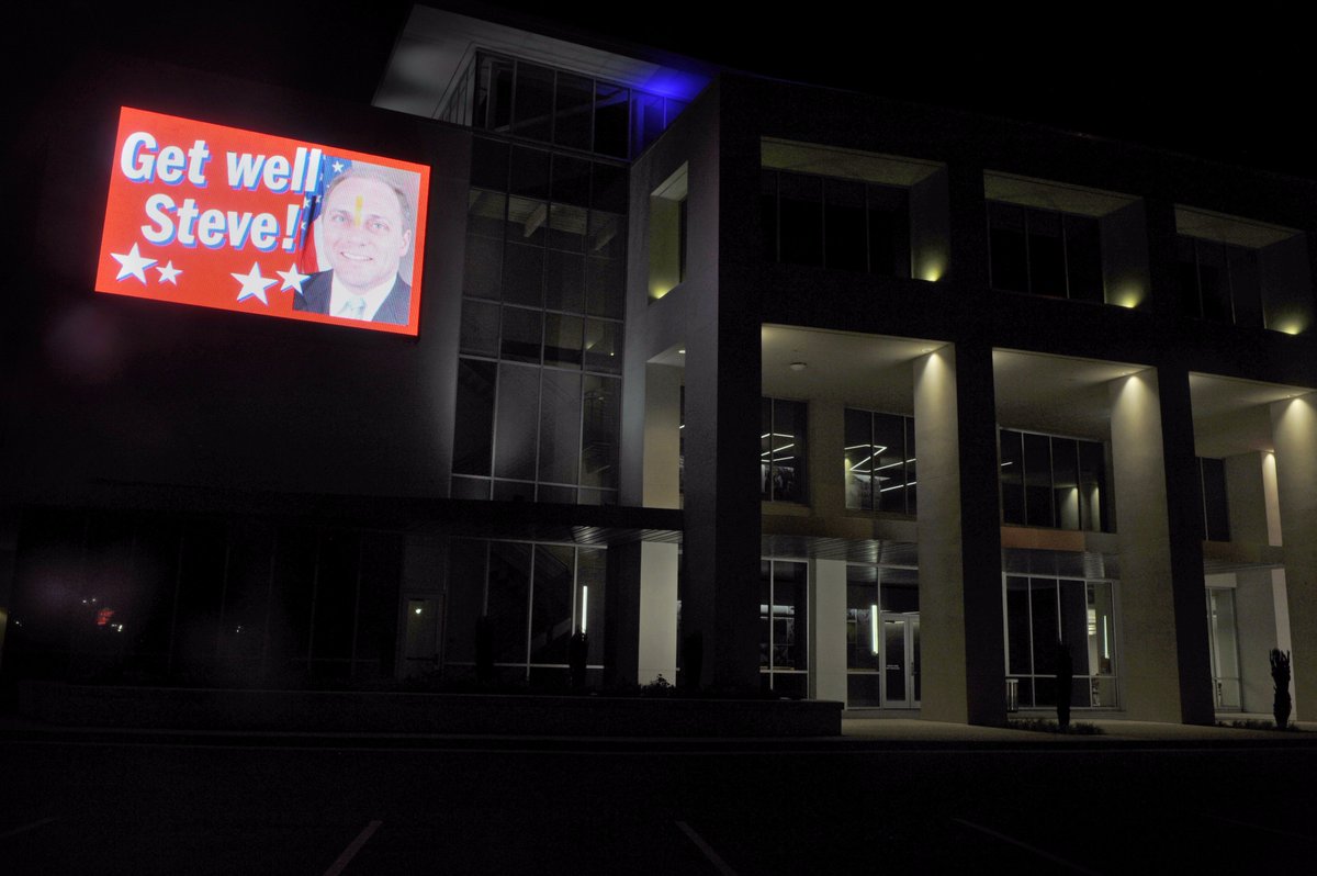 theadvocatebr's tweet photo. We're thinking of you @SteveScalise back home in Louisiana.
@theadvocatebr video board as seen from Interstate 10 tonight: #GetWellSteve https://t.co/8viI8Z4lGf