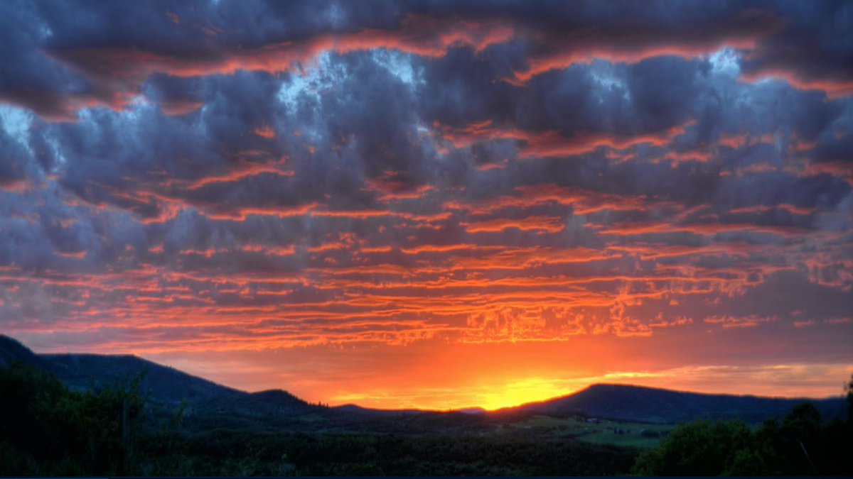 LaurenCBS4's tweet photo. Another magical sunset in @skisteamboat, amazing picture from Larry Pierce. #stunner https://t.co/ST4CZg2O2i