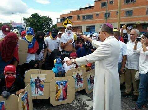 Lo que ahora se hizo una antinomia: Curas llamando a la violencia y Militares llamando a La Paz. Que contrariedad!