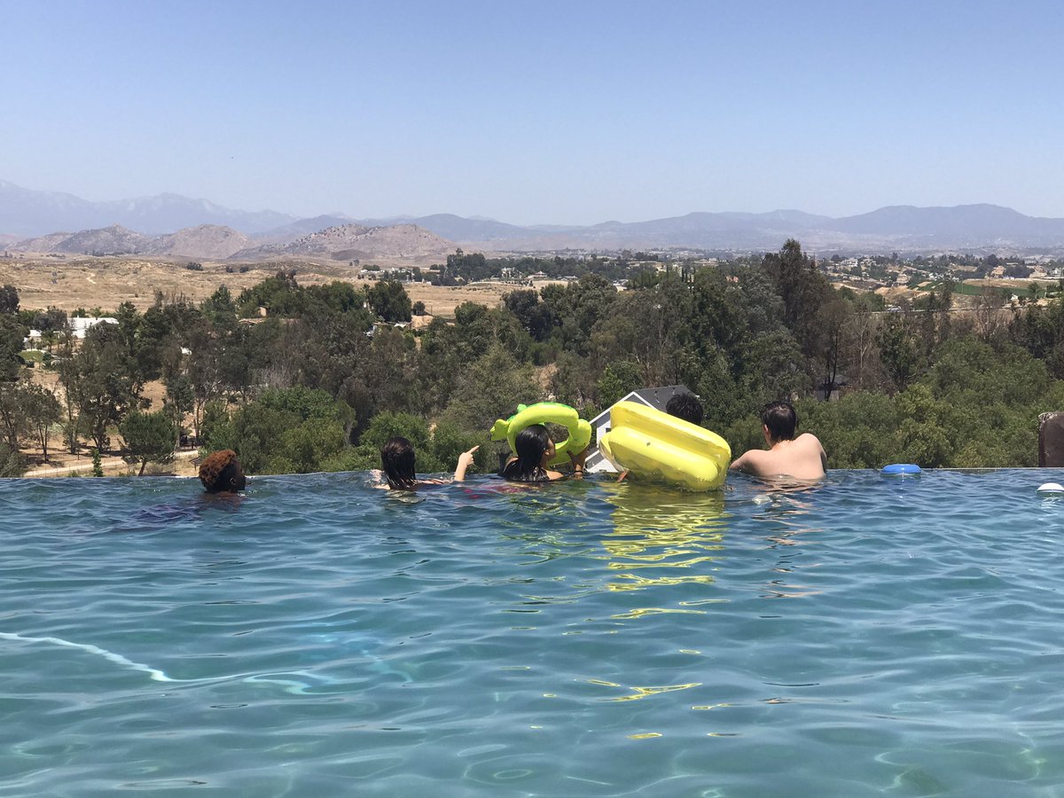 tristinmariee's tweet photo. When one of your students has a house that makes you feel like you're on vacay 😩😍 #thursdayhangs #epichsm https://t.co/FJZiUXCkrV