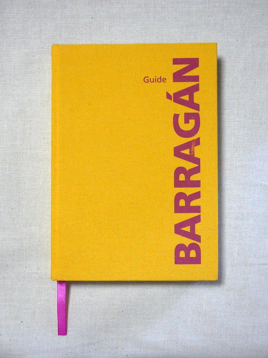 小幡 明 Mei Obata A Twitter 古今東西 旅する本棚 展示本紹介 その16 Guide Barragan 出版国 メキシコ 入手国 メキシコ メキシコの建築家ルイス バラガンの建築作品をコンパクトにまとめた一冊 黄色いクロスにかすれのある赤い題字 ピンクのスピン