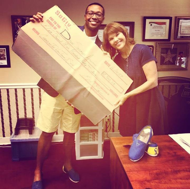 EdwardBogard's tweet photo. Images from yesterday's #GIANT #shoebox check delivery. 📦 #Literally #SpecialDelivery #SoGiv #ChangingTheWorldThroughAShoe https://t.co/usC0BVwGfV