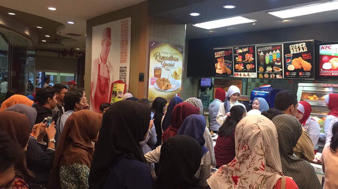 Wah Seru nih kmrn sore
<a href="/indah_nevertari/">Indah Nevertari</a> mampir di KFC Ramayana Depok, Thx KFC Ramayana Depok  untuk support Album Kompilasi Religi Terbaik.