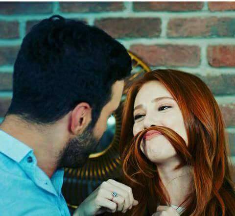 يم هاوسكم  يم هاوسكم 
صدفه واخذني الشوك من يم هاوسكم 
       ولتمت ب روحي المحنه وشتهيت نيوزكم                     
       😂😂😂