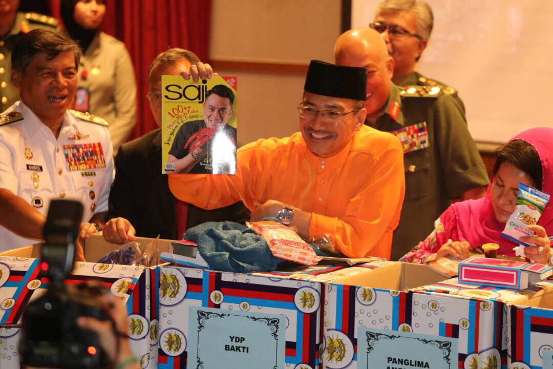 H2OComms's tweet photo. DS Rosmah Mansor, DS @HishammuddinH2O &amp; Tg Marsilla menyempurnakan Upacara Tradisi Membuka Bungkusan Hari Raya sempena majlis tadi https://t.co/f1o0HRYl74