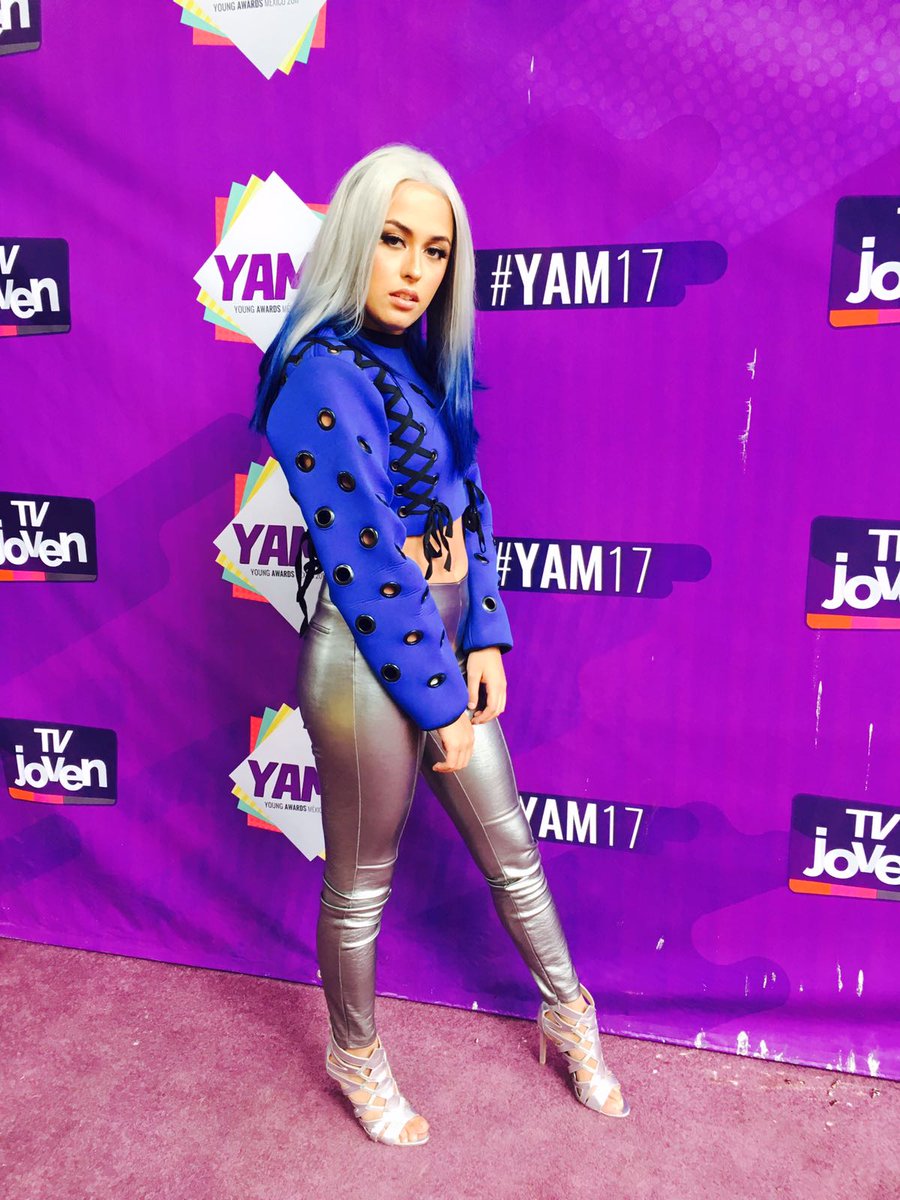 SoyDMNK's tweet photo. Mil Gracias a @tvjoven por invitarme a los #YoungAwards17 #yam2017 y ser encargada de entregar el premio en la categoría al #MásGuapo 😍 😍 👌🙈 https://t.co/8OTEKYolbT