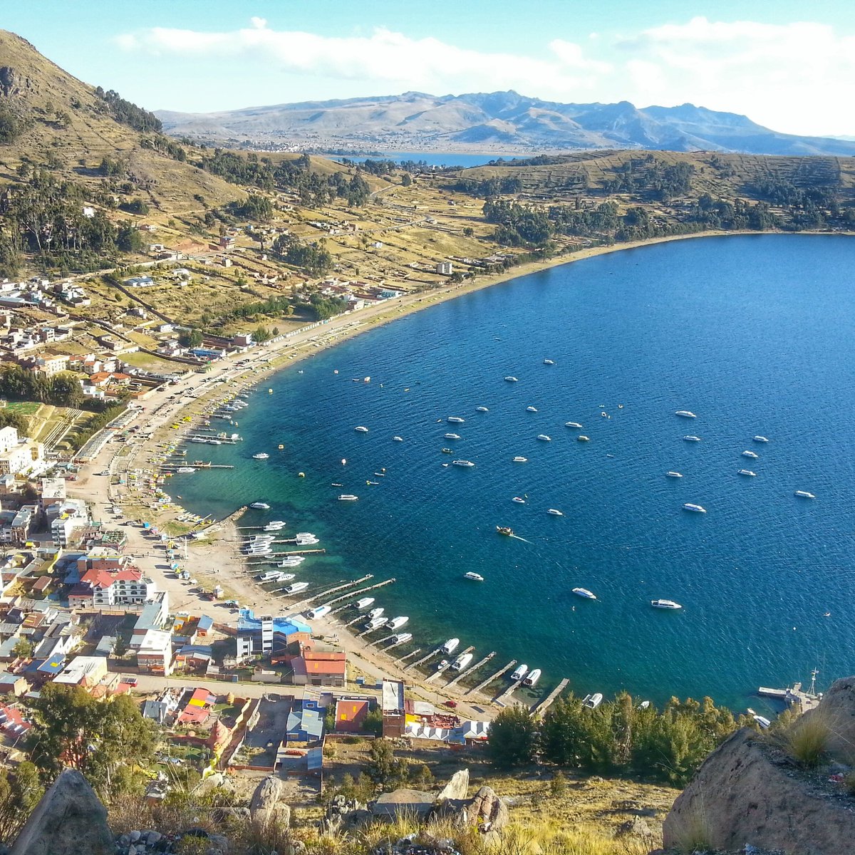 clairesturz's tweet photo. Crossing from #Bolivia to #Peru: Lake Titicaca is stunning! https://t.co/rl0o94TZKh #travel #southamerica @boliviatravel1 @VisitPeru https://t.co/z1z5vaVzuY