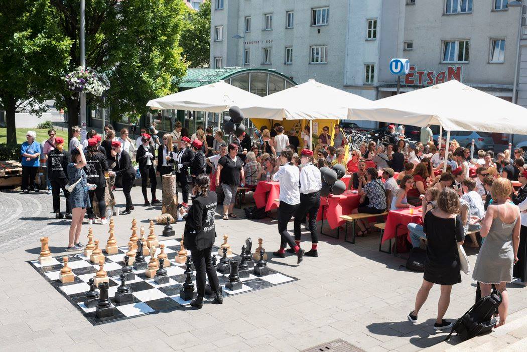 bs_hysteria's tweet photo. simmeringer frühschoppen 2017 war ein voller erfolg. matriarchale trinkkultur und ein betreuter männerbereich. https://t.co/bClJrv6rI6