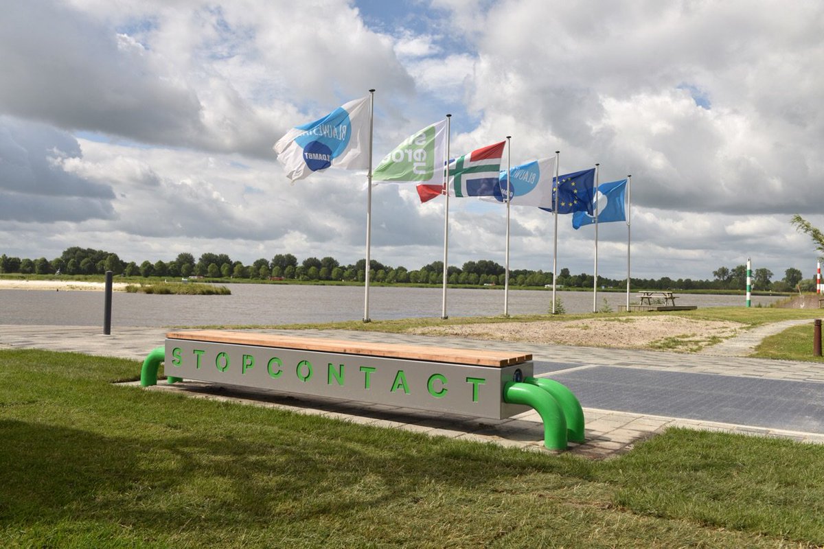 provgroningen's tweet photo. Het STOPcontact: de multifunctionele bank in @Blauwestad die groene energie levert. Vanochtend ingewijd https://t.co/fXtK6vWANU #slimengroen https://t.co/zTWWMwTwtE