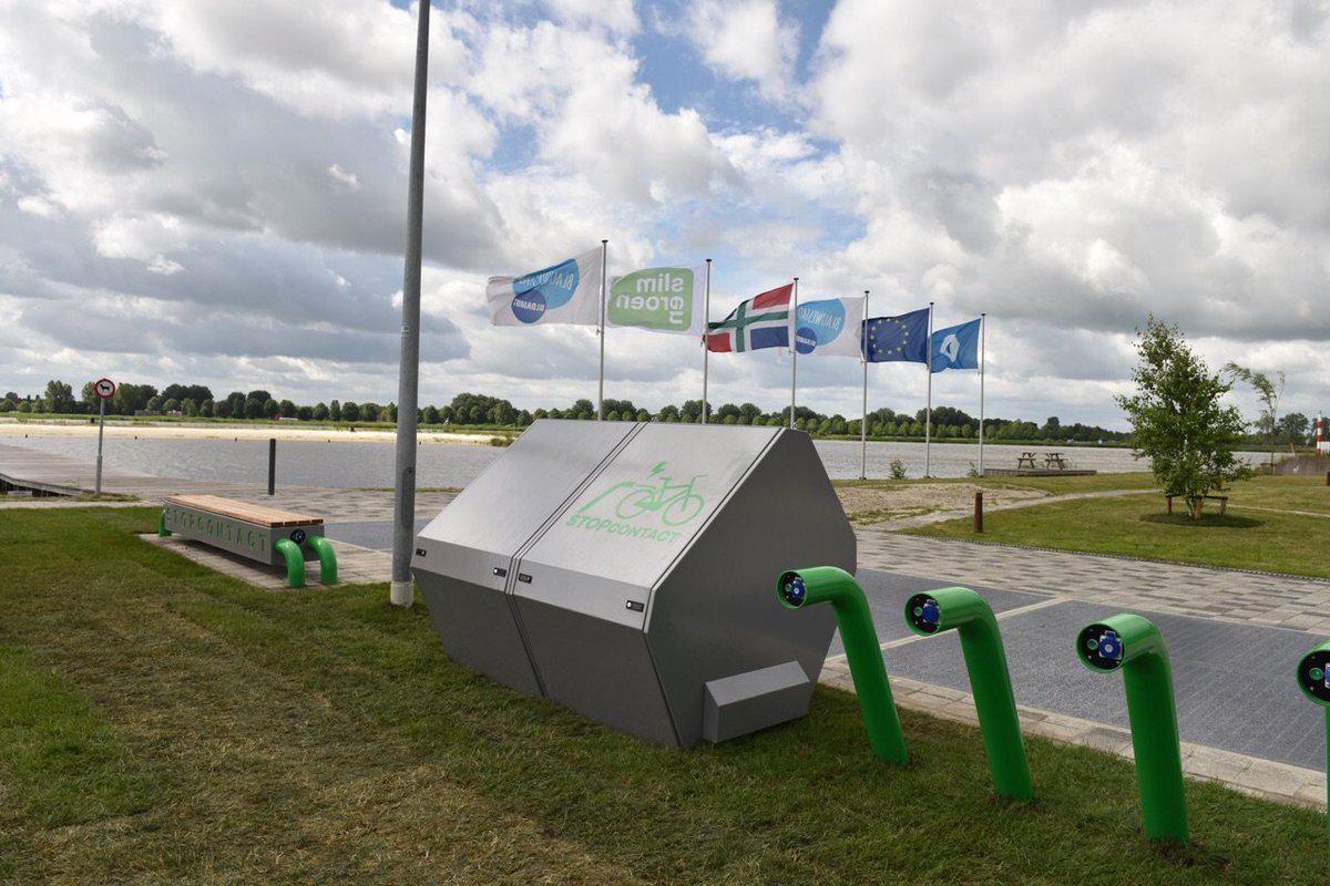 provgroningen's tweet photo. Het STOPcontact: de multifunctionele bank in @Blauwestad die groene energie levert. Vanochtend ingewijd https://t.co/fXtK6vWANU #slimengroen https://t.co/zTWWMwTwtE