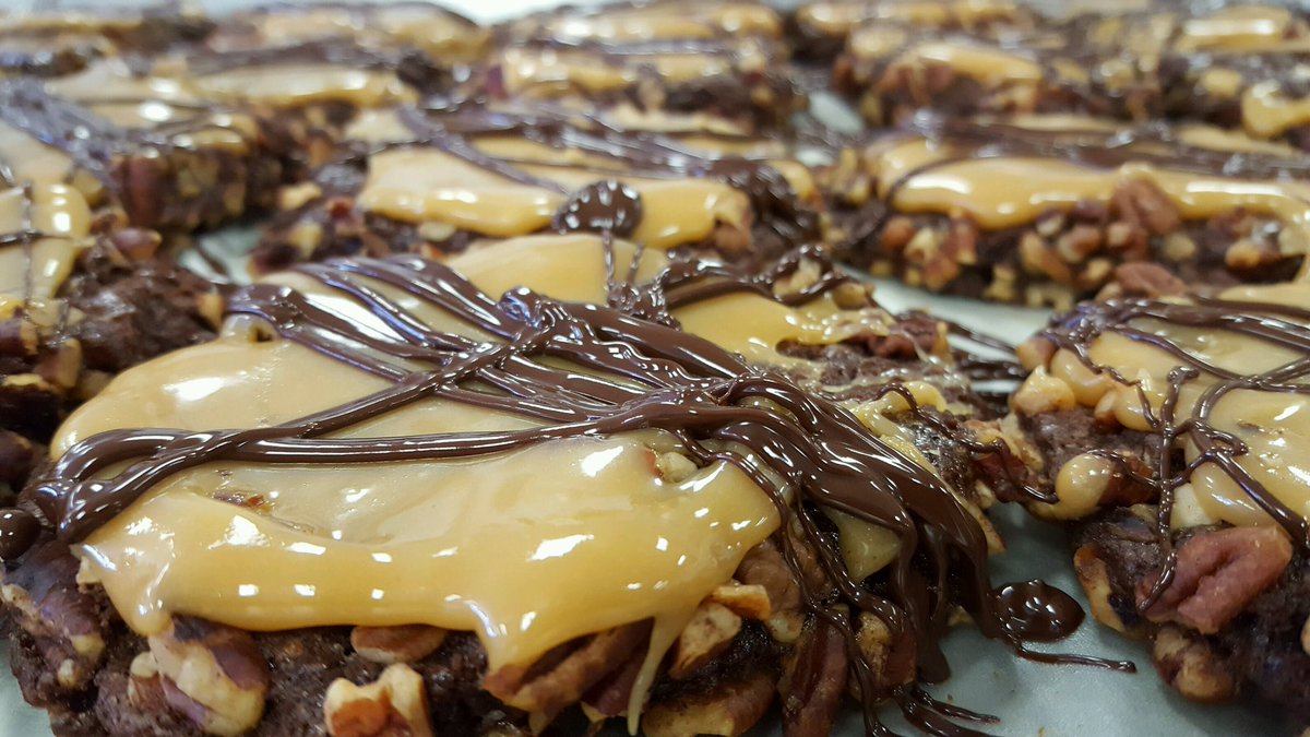 SugarLeafTreats's tweet photo. Raise your hand ๐๐โโ๏ธif you like caramel, chocolate, pecans, and/or cookies! #TurtleCookie #Caramel #Chocolate #pecans #Cookies #FromScratch https://t.co/eP8jZsP3xS